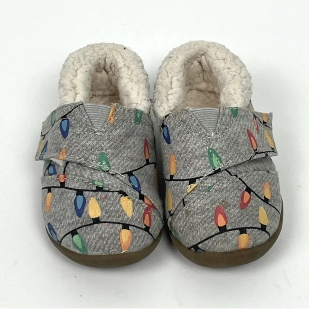 Tom’s Christmas lights print faux shearling lined hard bottom slipper shoes, 6.